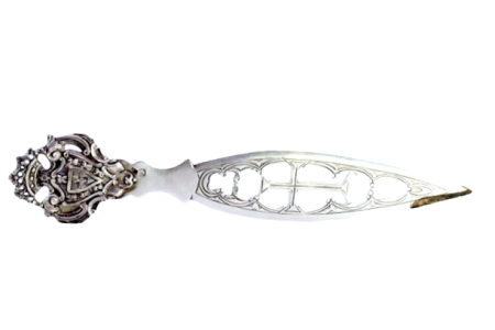 Abre cartas em prata recortada e gravados com brasão armoriado.